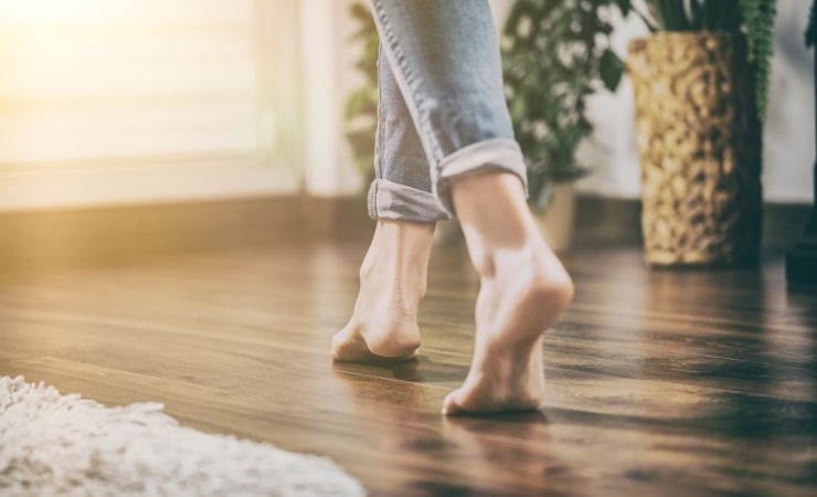 una persona che cammina a piedi nudi