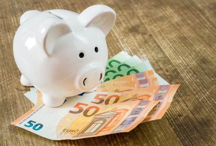 salvadanaio e degli euro sotto
