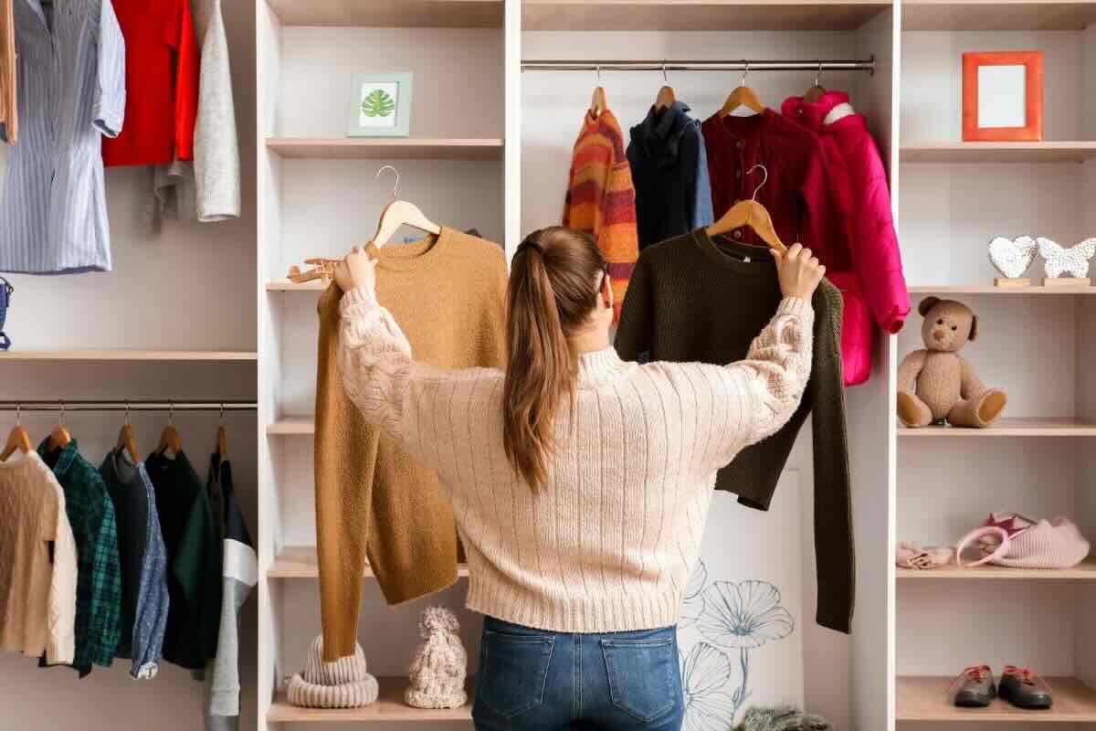 Tutti noi conserviamo degli indumenti che non indossiamo mai: ecco cosa vuol dire secondo gli psicologi