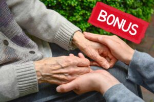 delle mai di una persona anziana e di una persona più giovane che si stringono a vicenda ed in alto a destra a scritta Bonus