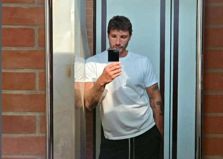 stefano de martino mentre si fa un selfie davanti allo specchio