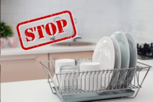 uno scolapiatti tradizionale con sopra scritto "Stop"