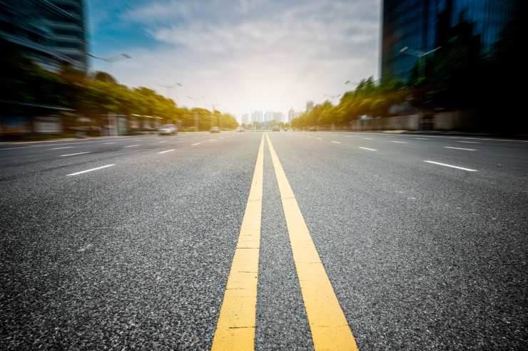 Un strada con palazzi attorno