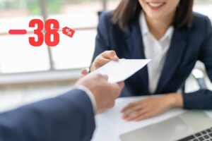 Una persona che riceve la borsa paga ed in alto a sinistr la scritta "-38%"
