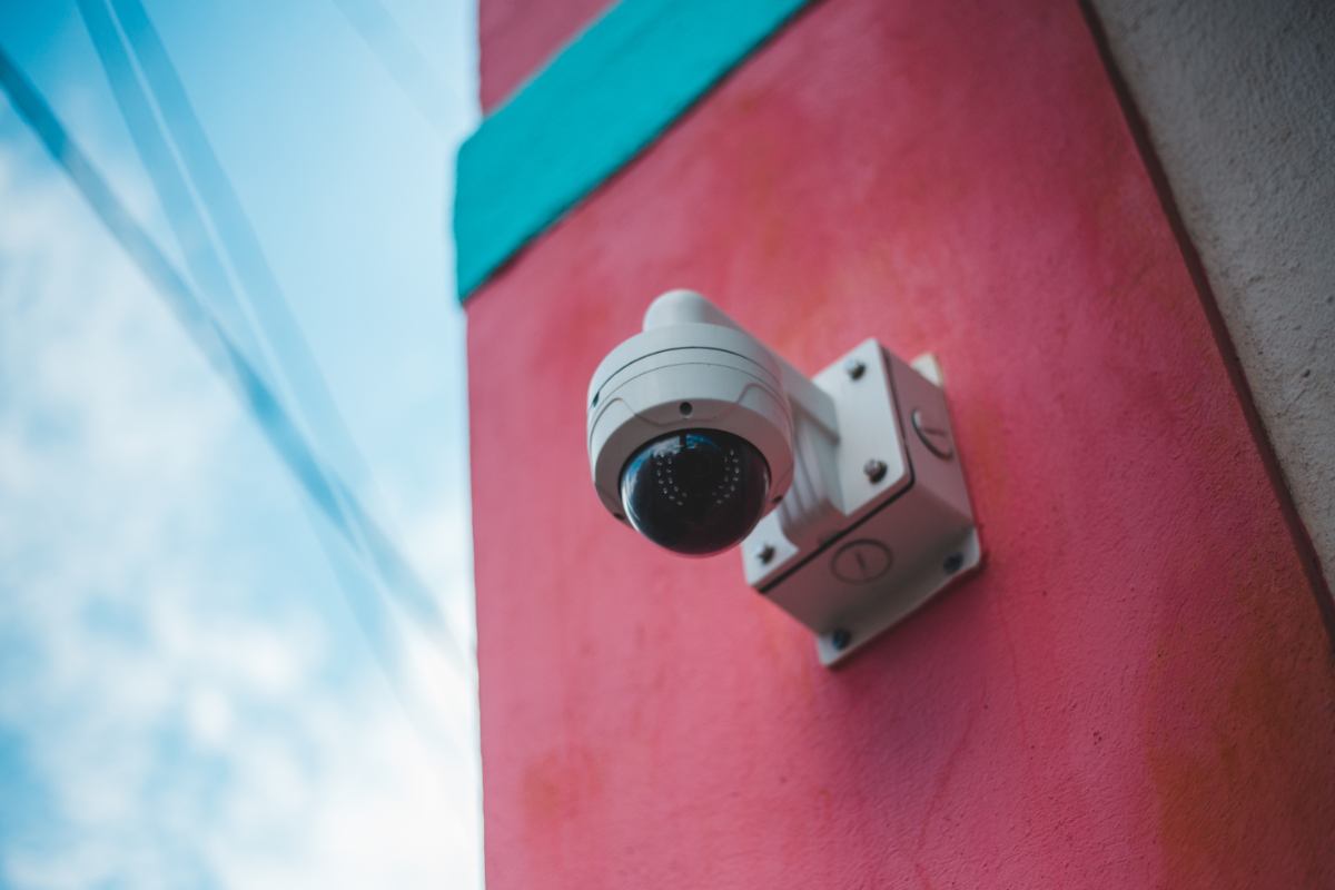 telecamera di sicurezza sul muro