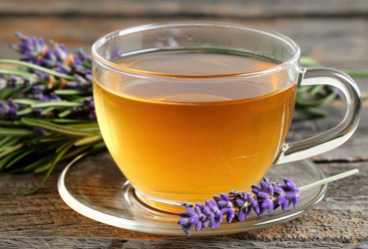 tisana in un bicchiere