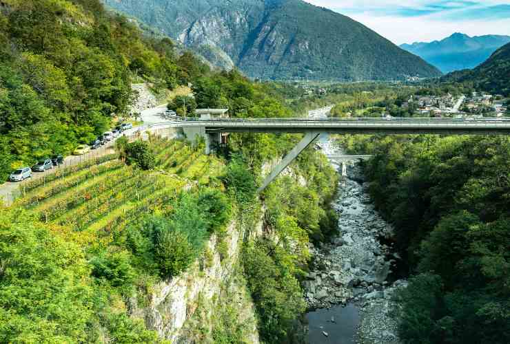 ponte sospeso su fiume in montagna