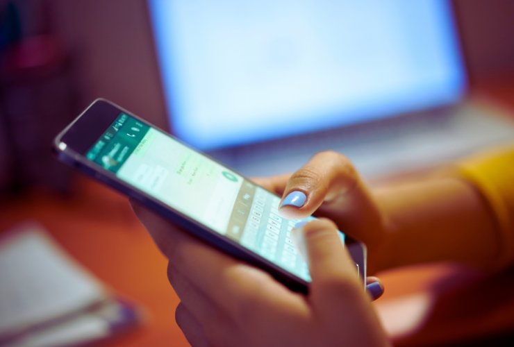 donna con cellulare in mano