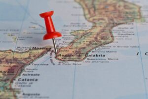 Una cartina con un indicatore sulla calabria
