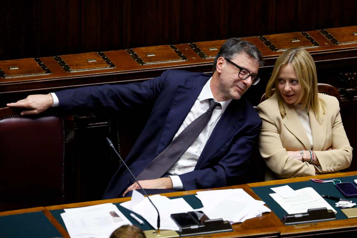 il premier giorgia meloni seduca accanto al ministro dell'economia giancarlo giorgetti in parlamento