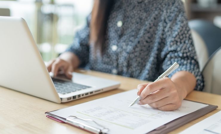 una persona che lavora al computer