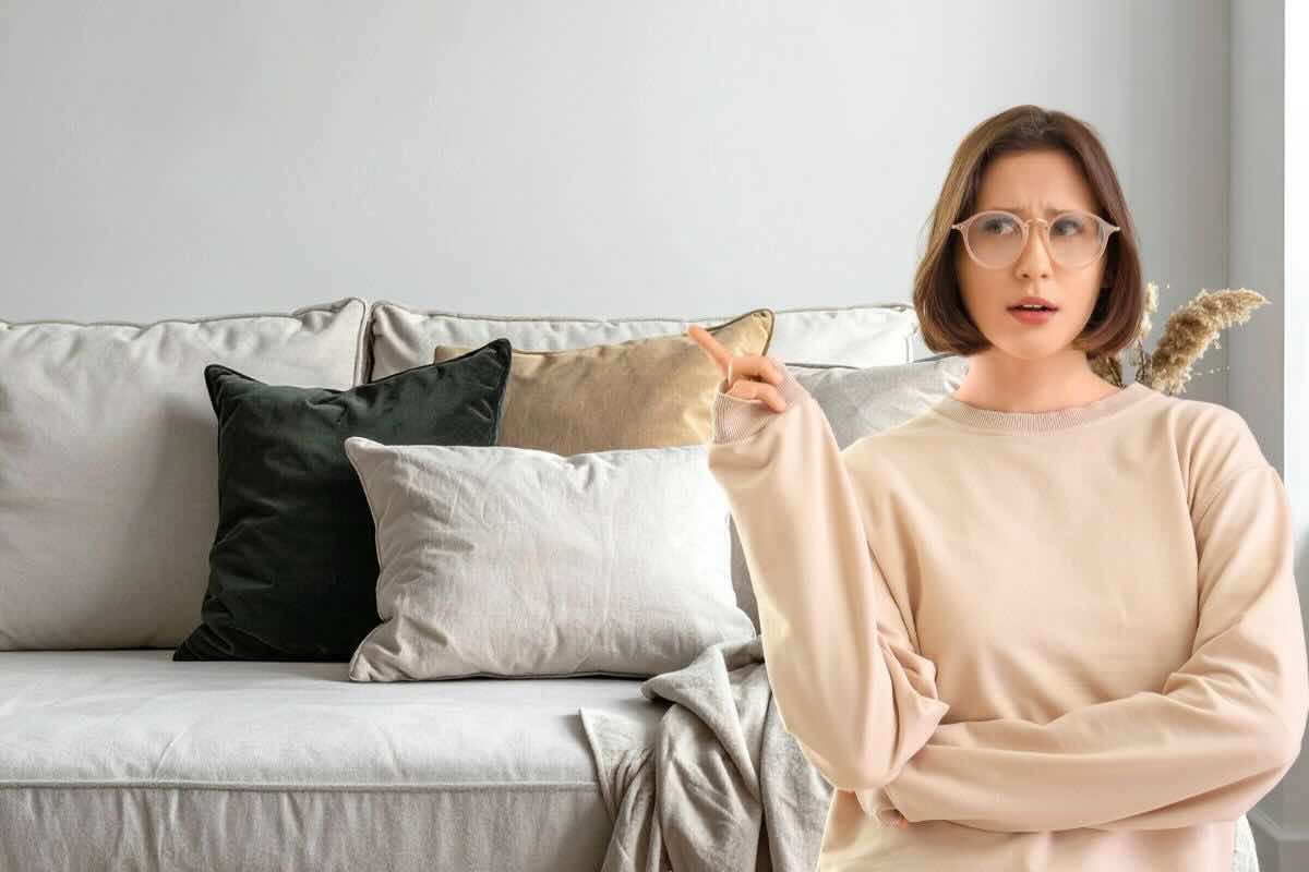 Donna dito alzato indica, cuscini sul divano