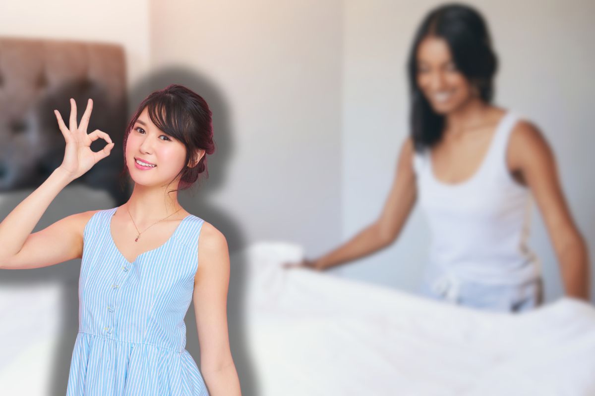 donna che rifà il letto e un'altra che fa ok con le mani 