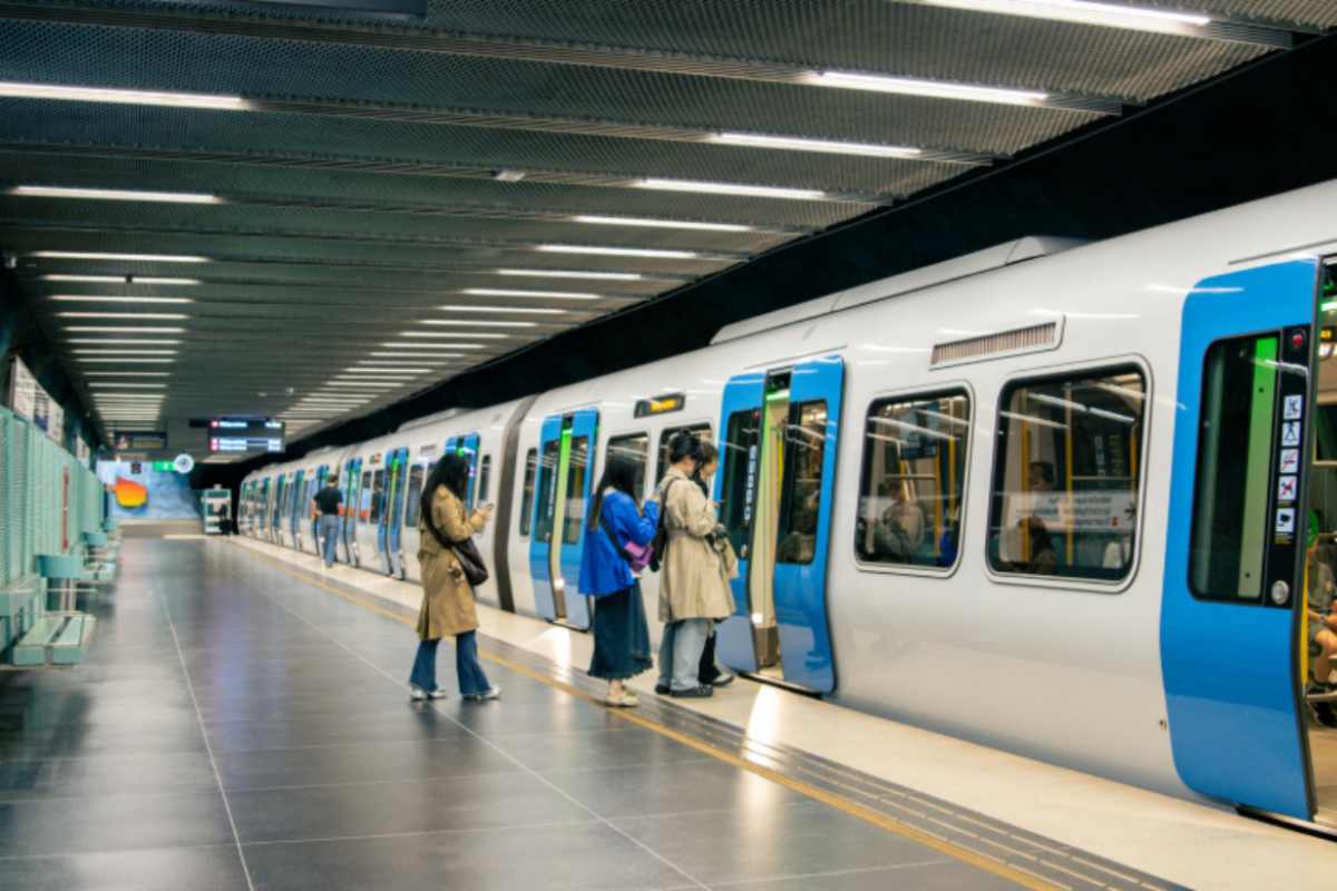persone che salgono sulla metropolitana