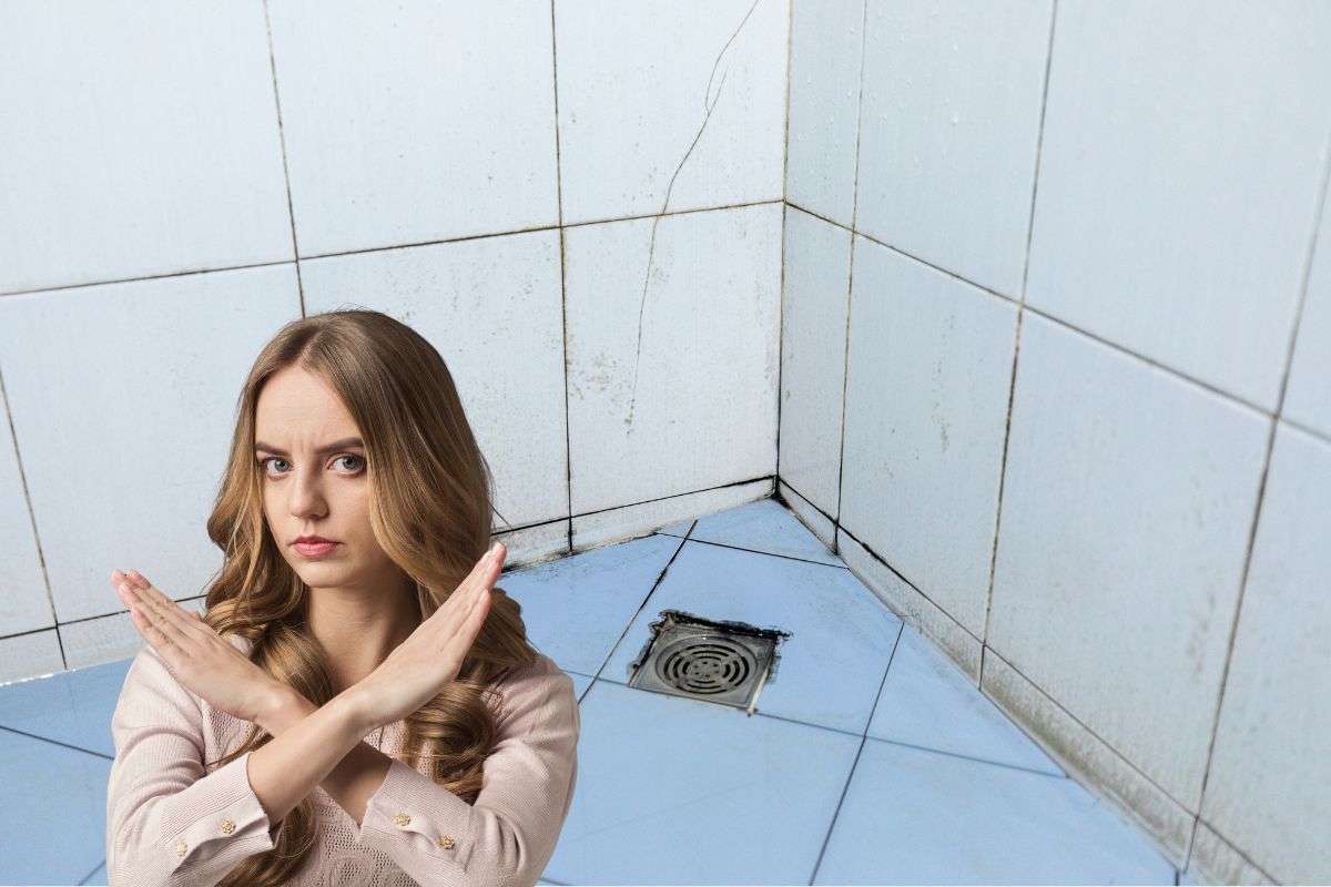 muffa nella doccia ed una ragazza che fa il segno di no