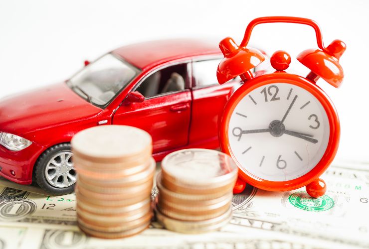 automobile in miniatura e monete