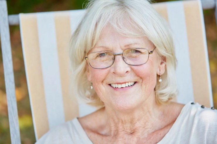donna anziana che sorride