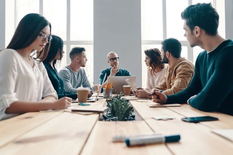 Persone riunite durante riunione