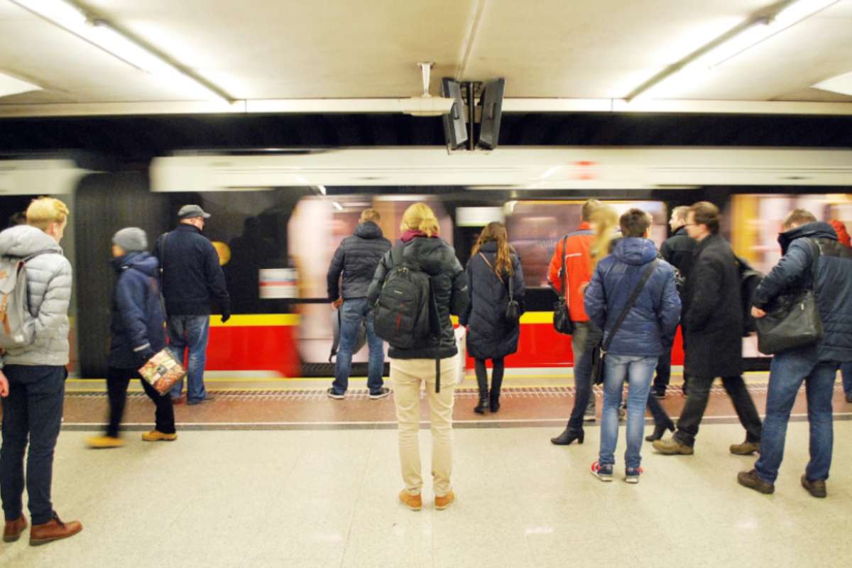 persone che stanno salendo sulla metropolitana