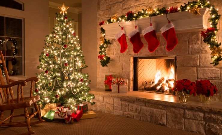 albero di natale in casa ed altri addobbi natalizi 