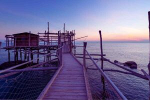 Il segreto del legno di acacia: come i trabocchi resistono al sale e al tempo da secoli